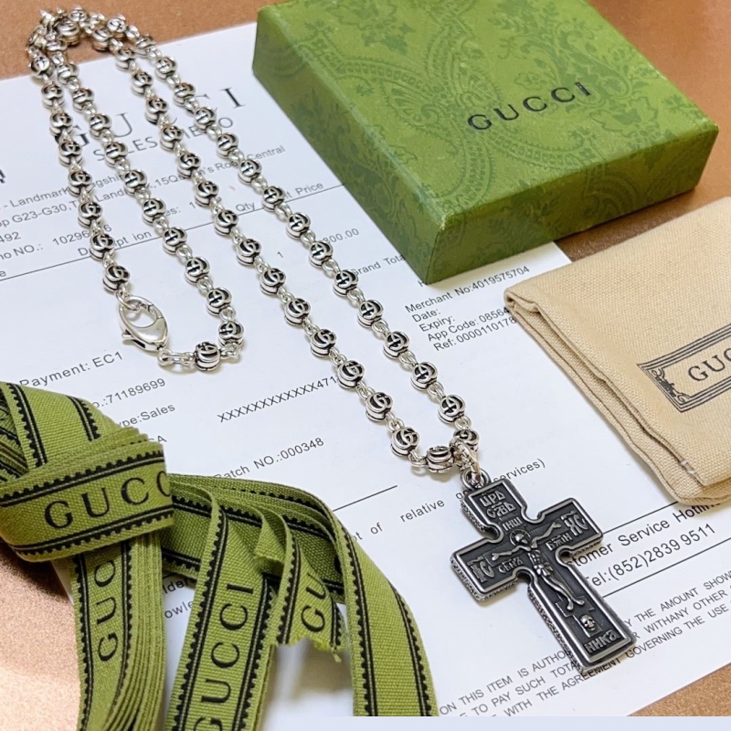 G*u*i necklaces